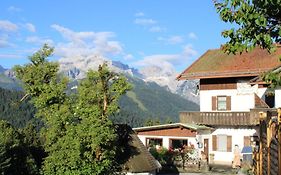 Pfeiffer Alm am Sonnenhang mit Blick auf die Zugspitze